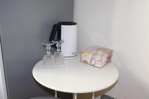 uma mesa branca com um liquidificador e uma caixa em Arouca Guest House em Arouca
