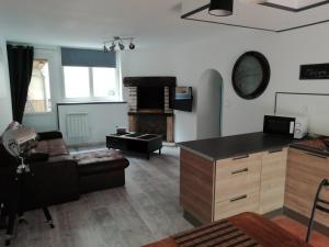 - un salon avec un canapé et une table dans l'établissement le neptune, à Arromanches-les-Bains