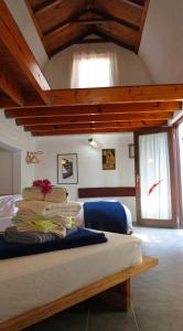 1 dormitorio con 1 cama con techo de madera en Alternative Space B & B en Swakopmund