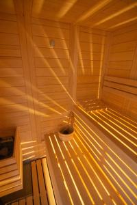 un interior de una sauna con un inodoro en Deluxe apartments Bled en Bled