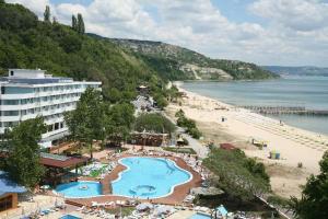 een uitzicht op een strand met een hotel en een resort bij Hotel Arabella Beach in Albena