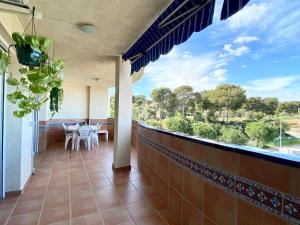 - une vue depuis le balcon d'une maison dans l'établissement Excelente apartamento, à La Pineda