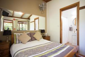 سرير أو أسرّة في غرفة في Samurai Beach Bungalows - Port Stephens YHA