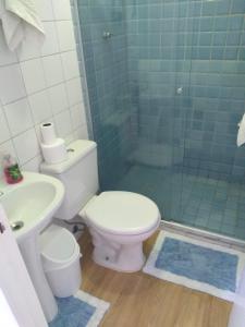 y baño con aseo, lavabo y ducha. en Minha casa é sua casa, en Curitiba