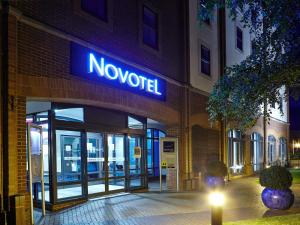 un segno di novazione sulla parte anteriore di un edificio di Novotel Ipswich Centre a Ipswich