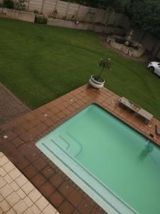 uma vista superior de uma piscina num quintal em Bristow Luxury Suites With Back Up Power and Free Wi-Fi em Roodepoort
