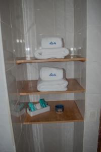 a bathroom with three towels and towels at Cabañas Rucaleufu in San Martín de los Andes
