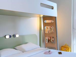 Postel nebo postele na pokoji v ubytování ibis budget Muenchen City Olympiapark