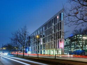 un gran edificio en una calle de la ciudad por la noche en ibis budget Hamburg City, en Hamburgo