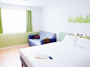 A bed or beds in a room at Warrington Motel, J20 M6 Lymm Services