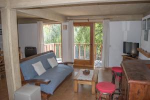 a living room with a couch and a table at Cabañas Rucaleufu in San Martín de los Andes