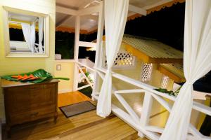 une chambre avec une maison de jeu avec un escalier dans l'établissement Casa Modi, à Puerto Viejo