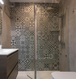 タラゴナにあるPlaça Forum - Aerisのタイル張りの壁のバスルーム(シャワー付)