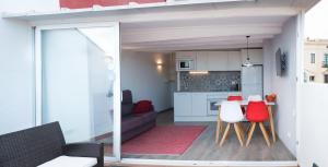 タラゴナにあるPlaça Forum - Aerisのキッチン、リビングルーム(赤と白の椅子付)