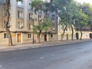 uma rua vazia em frente a um grande edifício em Hotel Foresta em Santiago