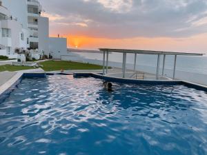 Πισίνα στο ή κοντά στο Departamentos Amoblados Frente al Mar Manta -PROINKASA