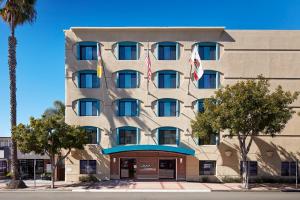 un edificio de hotel con banderas delante en Empress Hotel La Jolla en San Diego