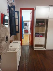 ein Zimmer mit einem Ventilator und einem Schlafzimmer in der Unterkunft BELLA CASA 110m2 - CENTRO - PATIO - PARRILLA in Rosario