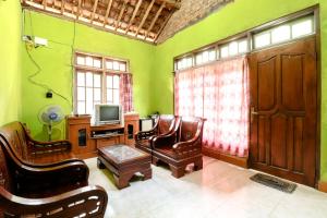 A television and/or entertainment centre at Kasmiyem Homestay