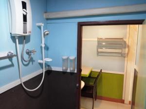 La salle de bains est pourvue d'une douche. dans l'établissement Nang Phraya Resort, à Ban Khok Mai Den (1) 29 autres photos