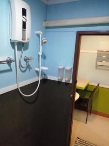 La salle de bains privative est pourvue d'une douche. dans l'établissement Nang Phraya Resort, à Ban Khok Mai Den (1)