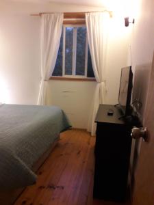 una camera da letto con un letto e una scrivania con un computer di departamento valdivia a Valdivia