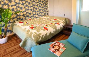 een slaapkamer met een bed en een stoel met een foto erop bij Daikyo Engtsuto Villa in Shirahama