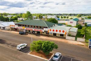 una vista aerea di un motel con parcheggio di Leichhardt Hotel Motel Cloncurry a Cloncurry