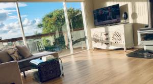 TV a/nebo společenská místnost v ubytování Bay Views Lorne