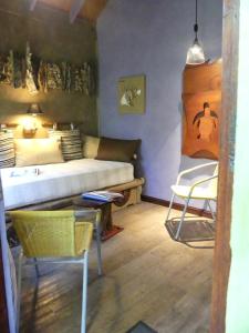 Dos Casitas في أوخوتشال: غرفة نوم بسرير وطاولة وكراسي
