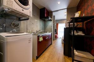 uma pequena cozinha com pia e geladeira em Hotel Little Island Okinawa Matsuyama em Naha mais 28 fotografias