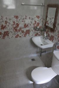 Un baño de Phoenix Serviced Apartment - Sai Illam 5 fotos más