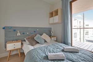 Ліжко або ліжка в номері Apartments RIVA - Nadmorski Dwór Premium