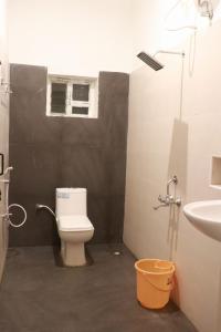 A bathroom at Hotel Rameswaram KNP Nest