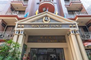 un bâtiment avec un panneau indiquant gagner sa vie dans l'établissement Super OYO 75385 Hotel Win Long, à Bangkok