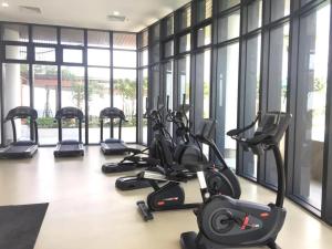 a row of exercise bikes in a gym with windows at Almas Suite Puteri Harbour-T- Legoland-JB新山- SG新加坡 in Nusajaya