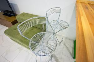 une chaise en métal avec dans l'établissement PB Garden Apartman, à Sremska Mitrovica