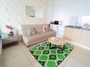Comfort Zone Premium Guesthouse @ Evo Bangi في بانغي: غرفة معيشة مع أريكة وطاولة