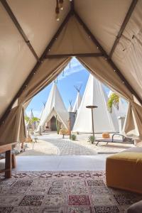 The ANMON Resort Bintan في لاغوي: اطلالة من الداخل على خيمة