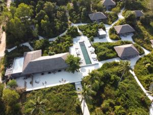 瓜隆岛Tamu Koh Rong的享有白色树屋的空中景致