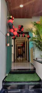 un pasillo con sombrillas rojas y negras en un edificio en Stay10 Studio Apartments en Indore