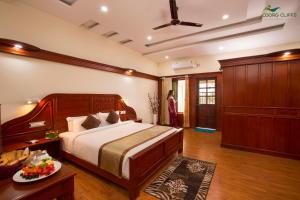 Rúm í herbergi á Coorg Cliffs Resorts