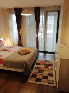 Apartments Sofia Yavorov في صوفيا: غرفة نوم بسريرين وسجادة على الارض