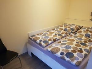 Bett in einem Zimmer mit Tagesdecke in der Unterkunft Ferienwohnung 2 in Nähe der Ostsee in Grevesmühlen