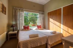 Merry Pebbles Resort في سابي: غرفة نوم بسريرين ونافذة كبيرة