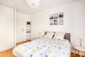 Ένα ή περισσότερα κρεβάτια σε δωμάτιο στο J-Mo Home - Chessy - Magnifique vue sur le château +17 φωτογραφίες