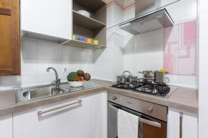Η κουζίνα ή μικρή κουζίνα στο Center ZTL Lovely Apartment