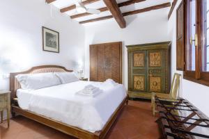 1 dormitorio con 1 cama blanca grande en una habitación en Center ZTL Lovely Apartment, en Ferrara
