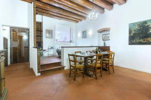 una cucina e una sala da pranzo con tavolo e sedie di Center ZTL Lovely Apartment a Ferrara