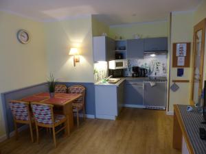 a kitchen and dining room with a table and chairs at Ferienwohnung Seewald in Ostseebad Sellin